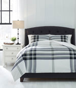 Stayner Signature Design by Ashley Comforter Set Queen